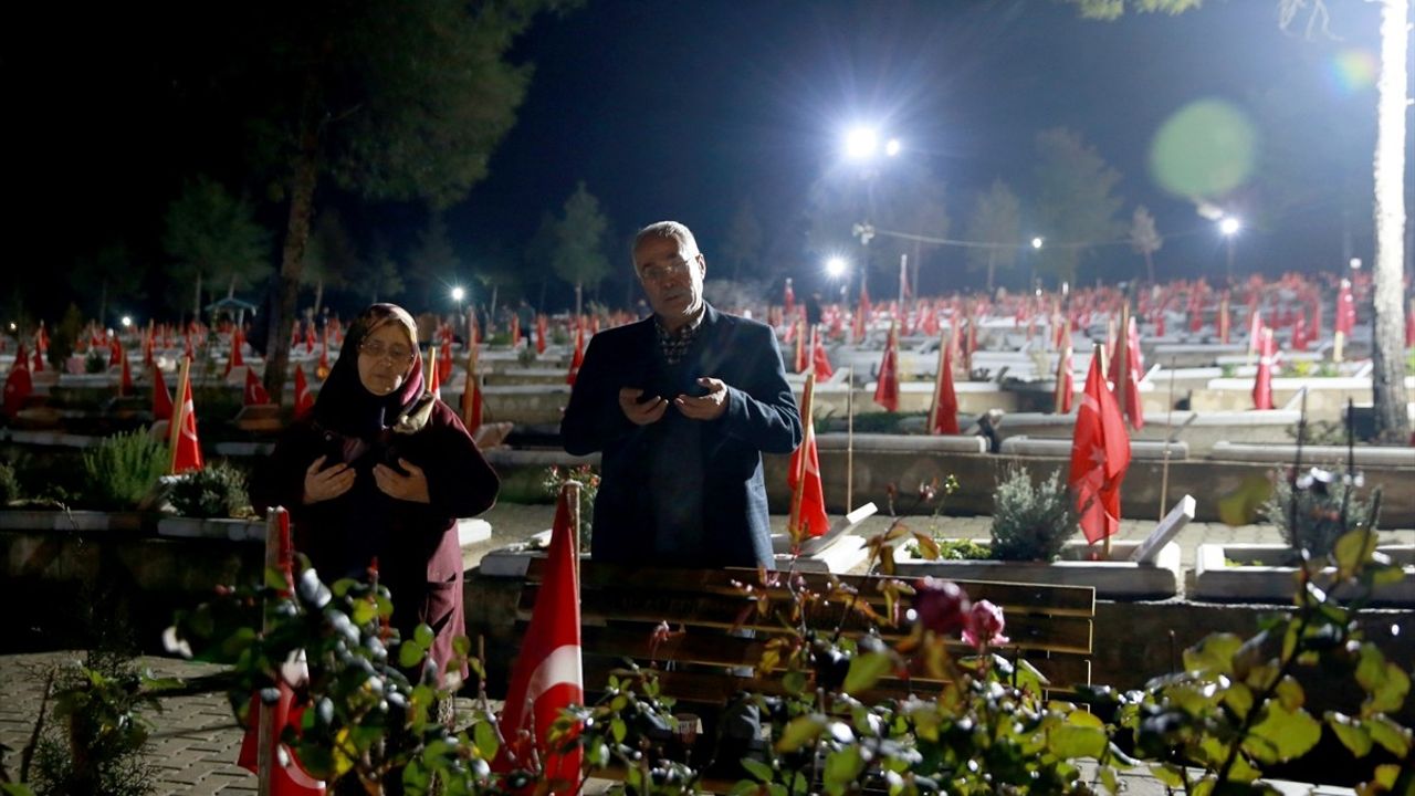 Kahramanmaraş'ta Depremzedeler Kaybettikleri Yakınlarını Andı