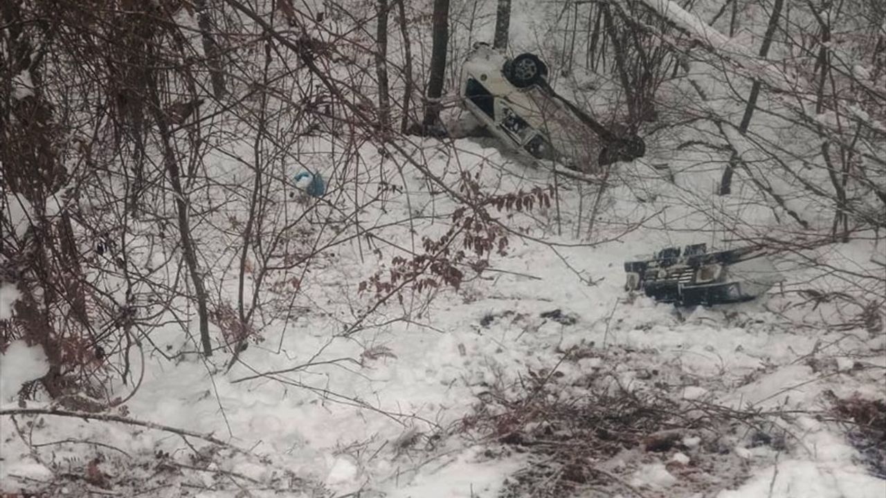 Karabük'te Otomobilin Şarampole Devrilmesi Sonucu 5 Yaralı