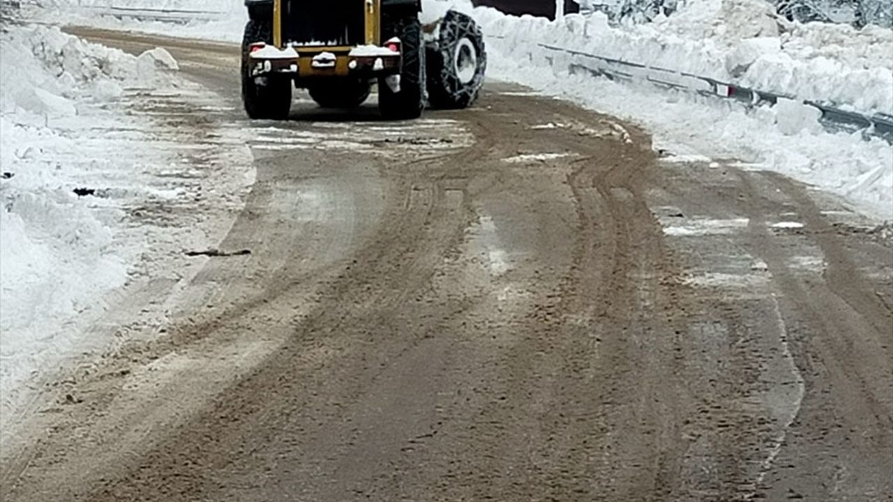 Karabük ve Kocaeli'nin Yüksek Kesimlerinde Kar Yağışı Etkili Oldu