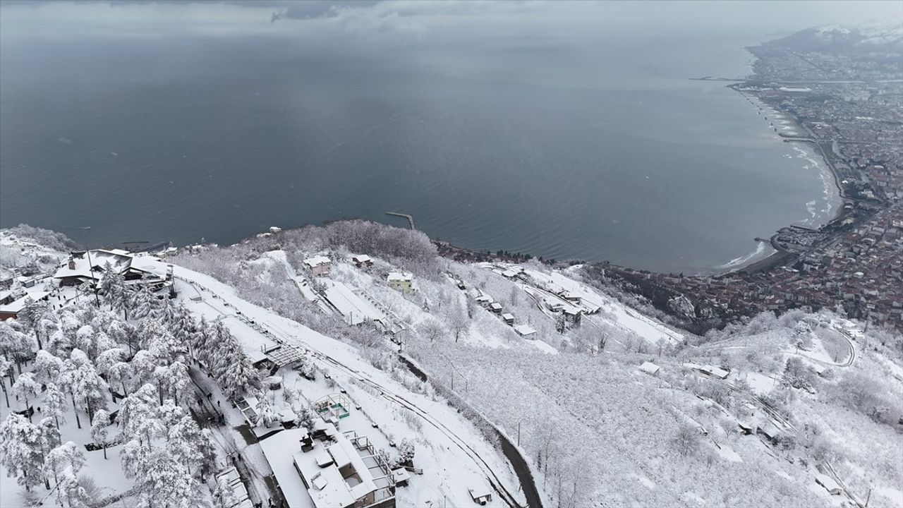 Karadeniz Bölgesi'nde Kar Yağışı Nedeniyle 391 Yerleşim Yerine Ulaşım Kapatıldı