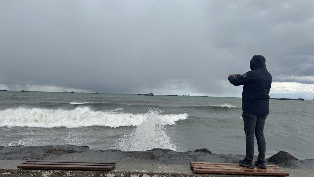 Karadeniz'de Kuvvetli Rüzgar ve Dev Dalgalar