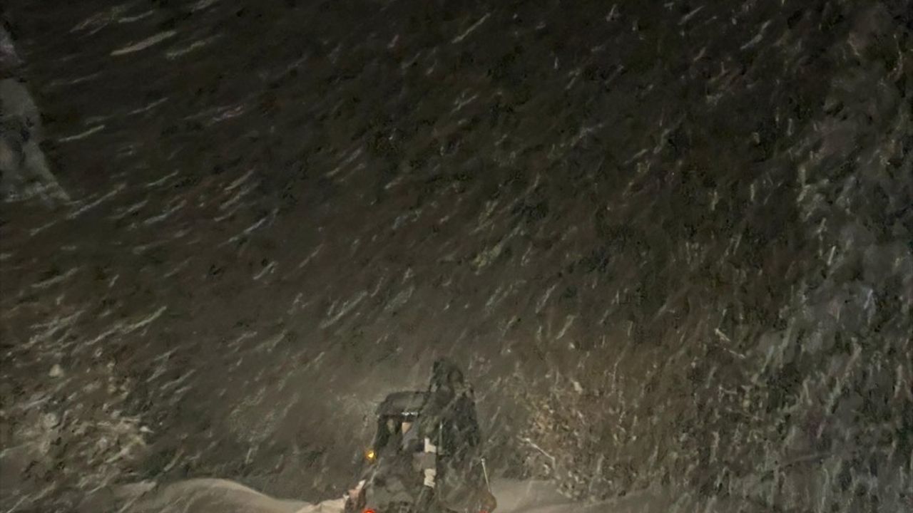 Kardan Kapalı Yolda Acil Müdahale: Küçük Çocuk Hastaneye Ulaştırıldı