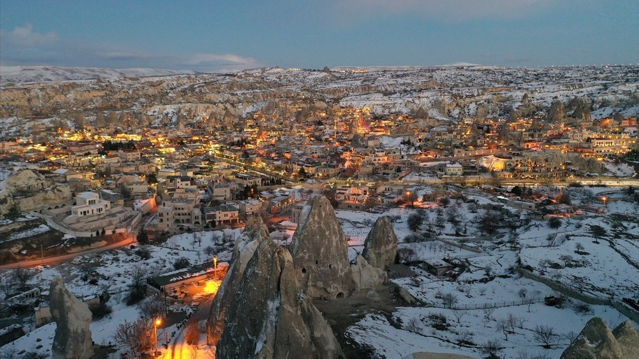 Karla Kaplanan Kapadokya'nın Büyüleyici Gece Manzarası