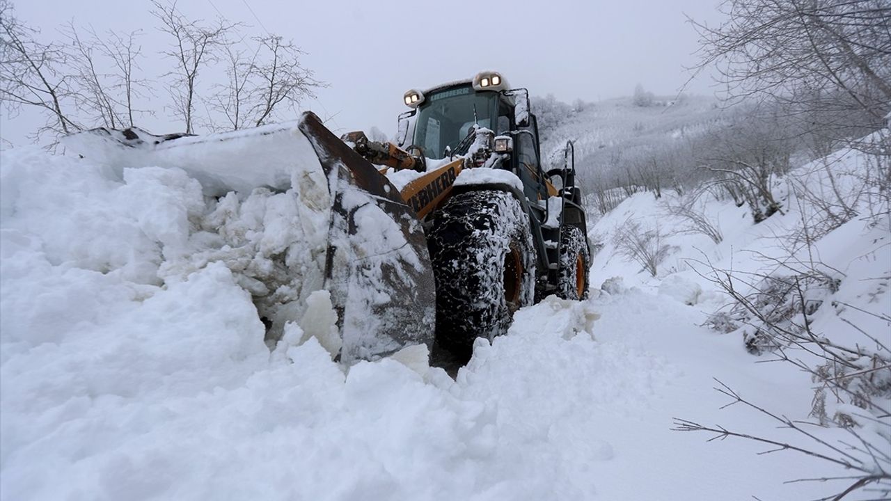 Karla Mücadele: Bartın, Zonguldak ve Sakarya'da 160 Yerleşim Yeri Yolu Açıldı