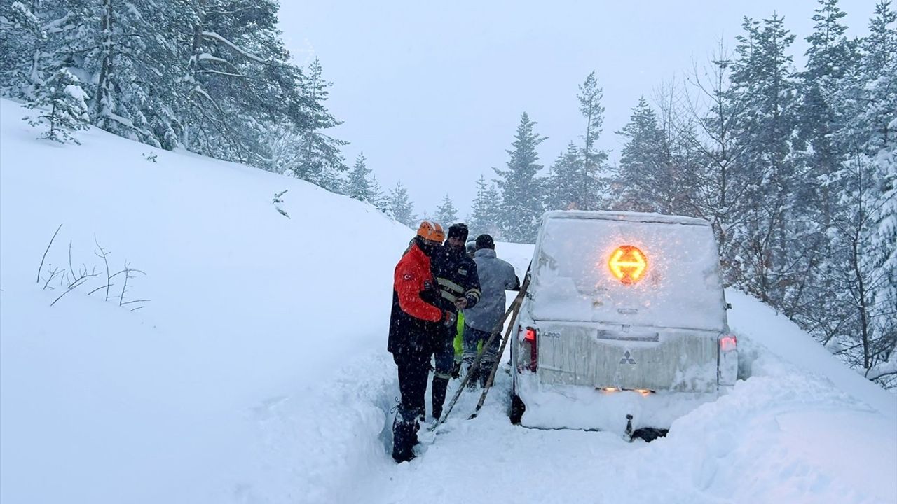 Kastamonu'da Kar Sebebiyle Mahsur Kalan Elektrik Ekibine AFAD Müdahale Etti