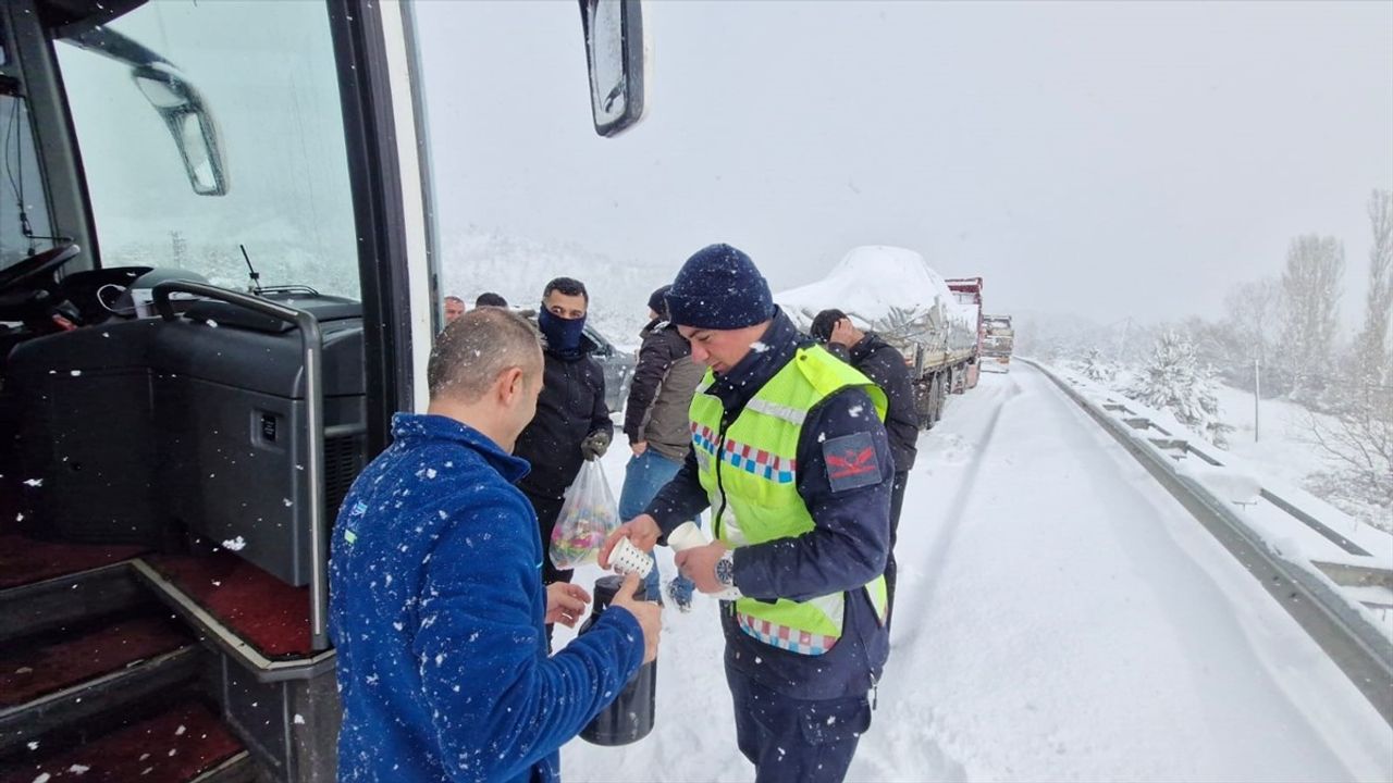 Kastamonu'da Kar Yağışı Nedeniyle Yolda Kalanlara Yardım Eli