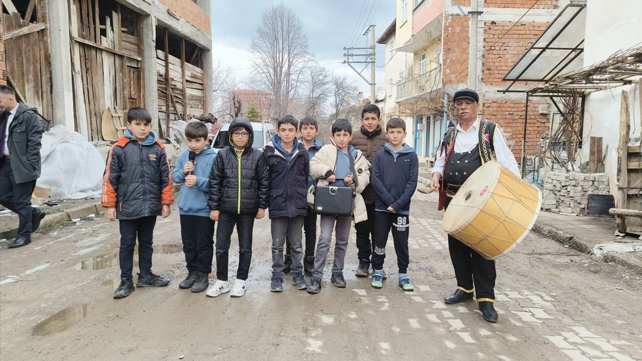 Kastamonu'da Ortaokul Öğrencileri Ramazan'ı Manilerle Karşıladı