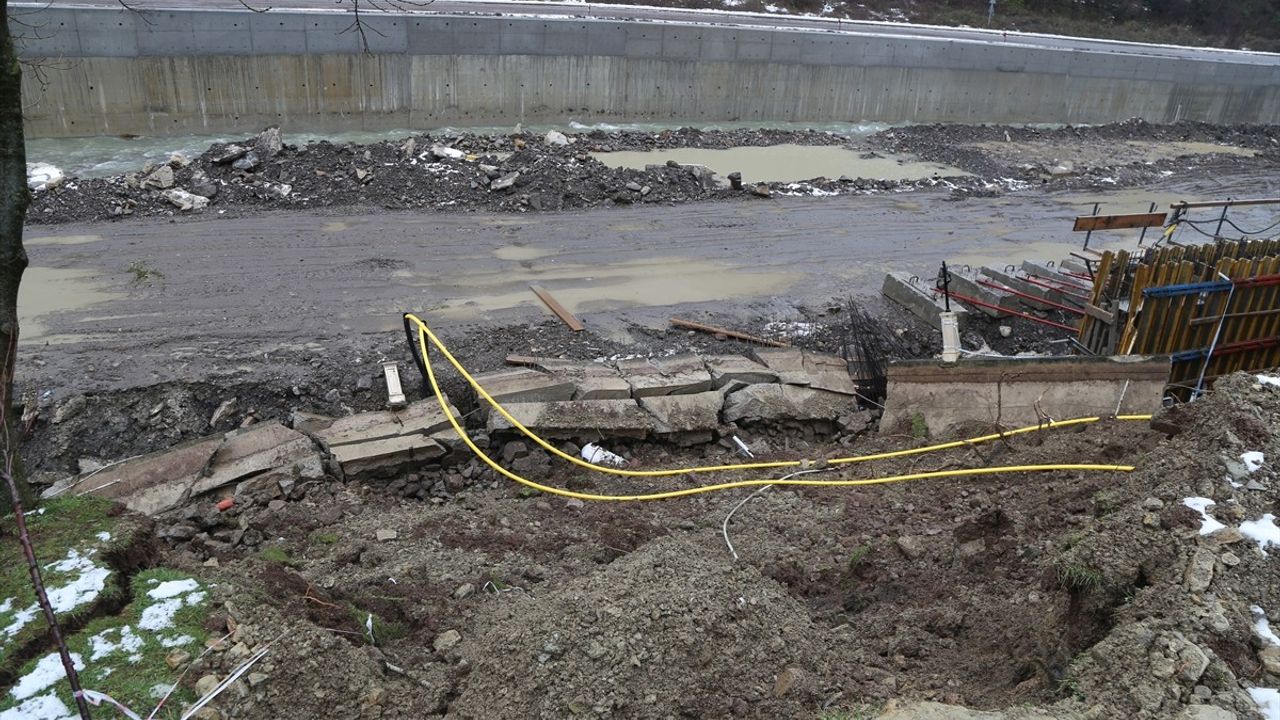 Kastamonu'da Sağanak Yağış Sonrası İstinat Duvarları Çöktü