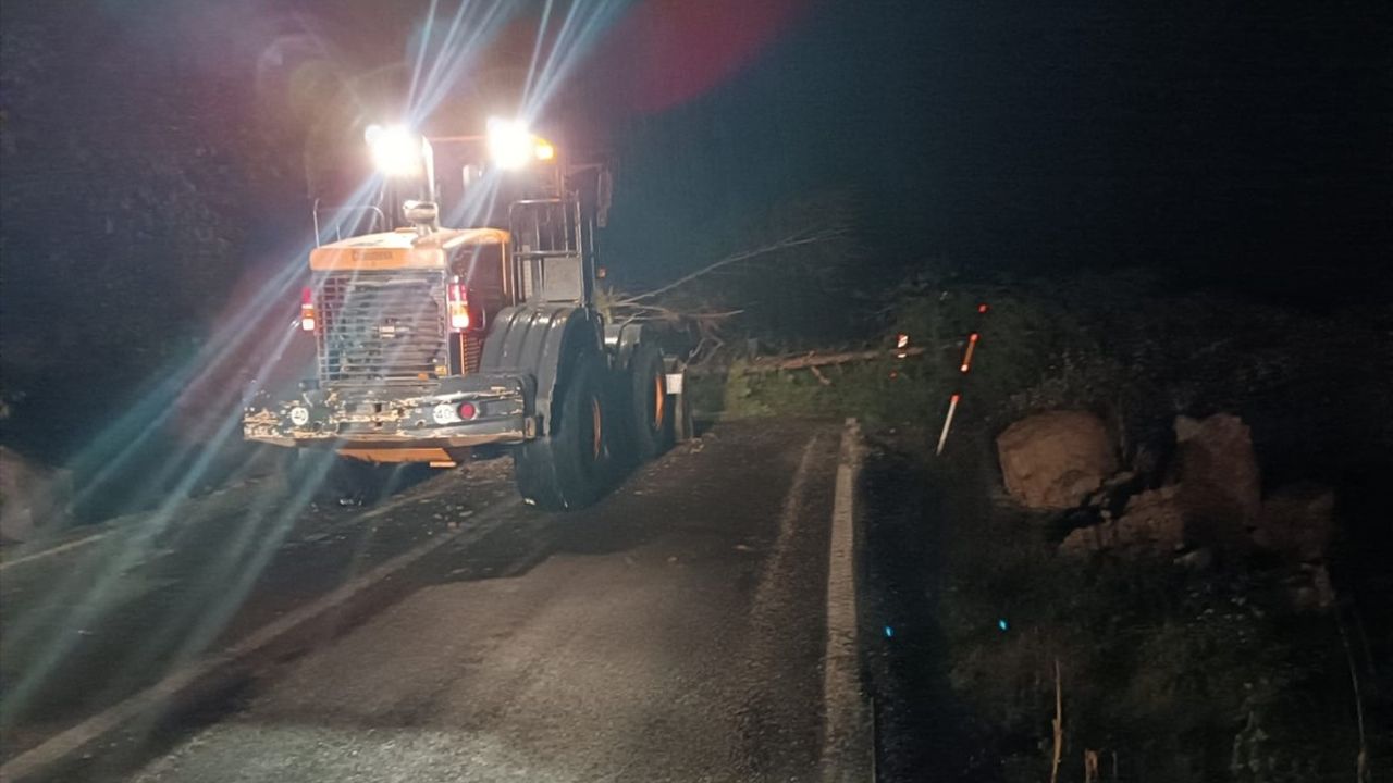 Kastamonu'daki Heyelan Nedeniyle Kapanan Yol Yeniden Ulaşıma Açıldı