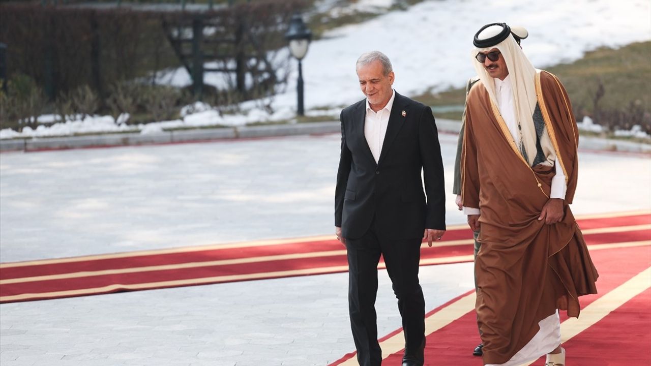 Katar Emiri Şeyh Temim, İran Cumhurbaşkanı Pezeşkiyan ile Tahran'da Buluştu