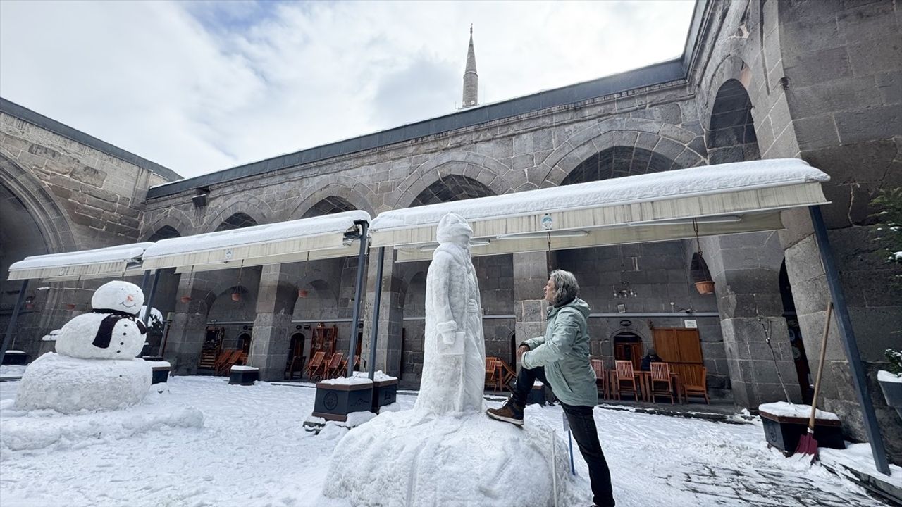 Kayseri'de Mimar Sinan'ın Kardan Heykeli