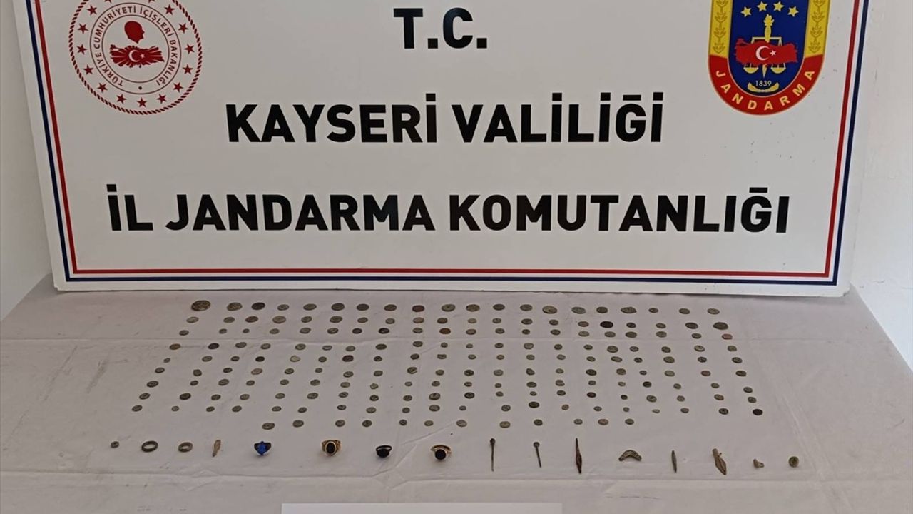 Kayseri'de Tarihi Eser Operasyonu: 208 Obje Ele Geçirildi