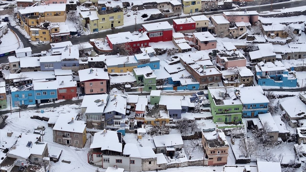 Kayseri'nin Renkli Evleri Beyaz Örtüyle Kaplandı