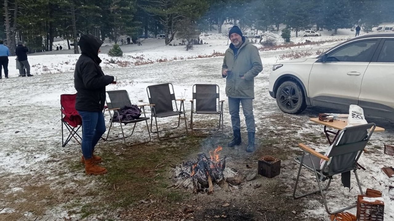 Kazdağları'nda Kış Eğlencesi: Aileler Kar Keyfini Yaşıyor