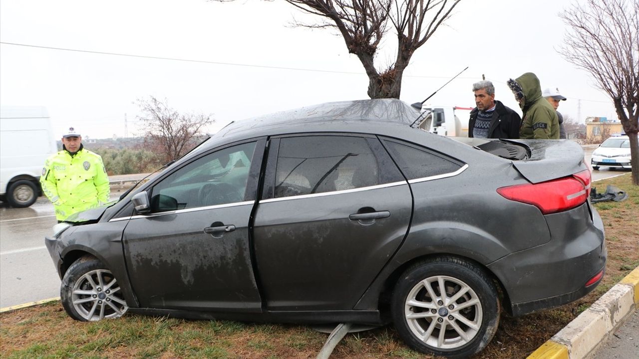 Kilis’te İşçi Servisi ve Otomobil Çarpıştı: 3 Yaralı