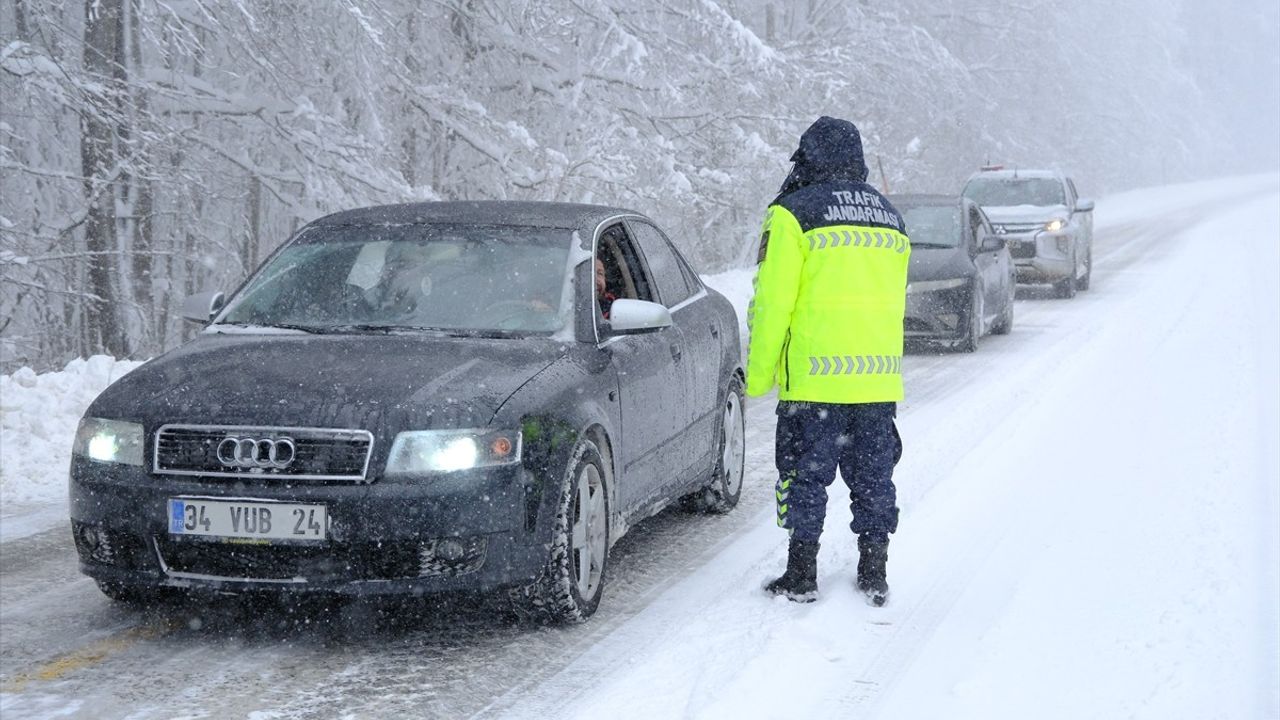 Kırklareli'nin Yüksek Kesimlerinde Kar Kalınlığı Yarım Metreyi Aştı