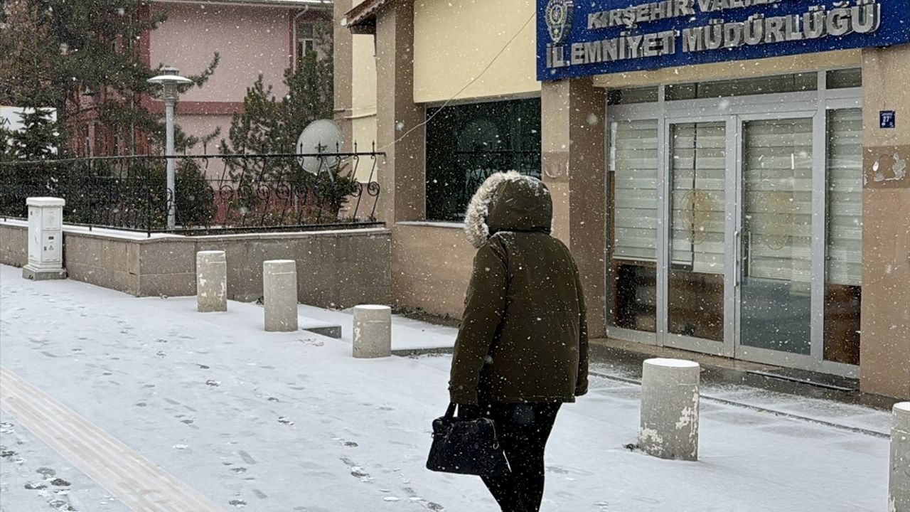 Kırşehir'de Kar Yağışı Etkisini Sürdürüyor