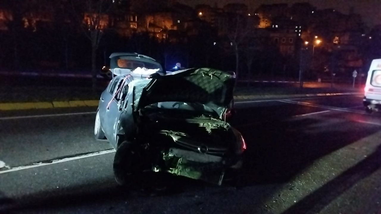 Kocaeli'de Takla Atan Otomobildeki 4 Yaralı