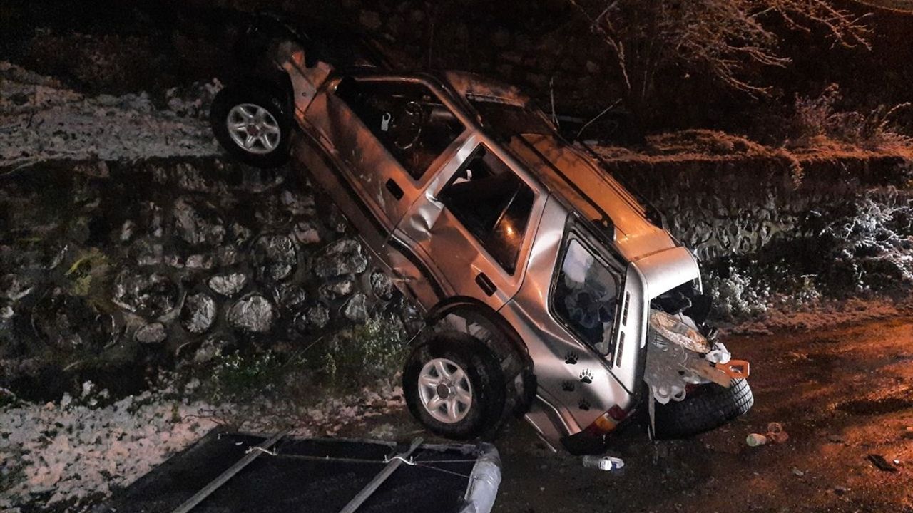 Kocaeli'de Uçuruma Düşen Cipin Sürücüsü Yaralandı