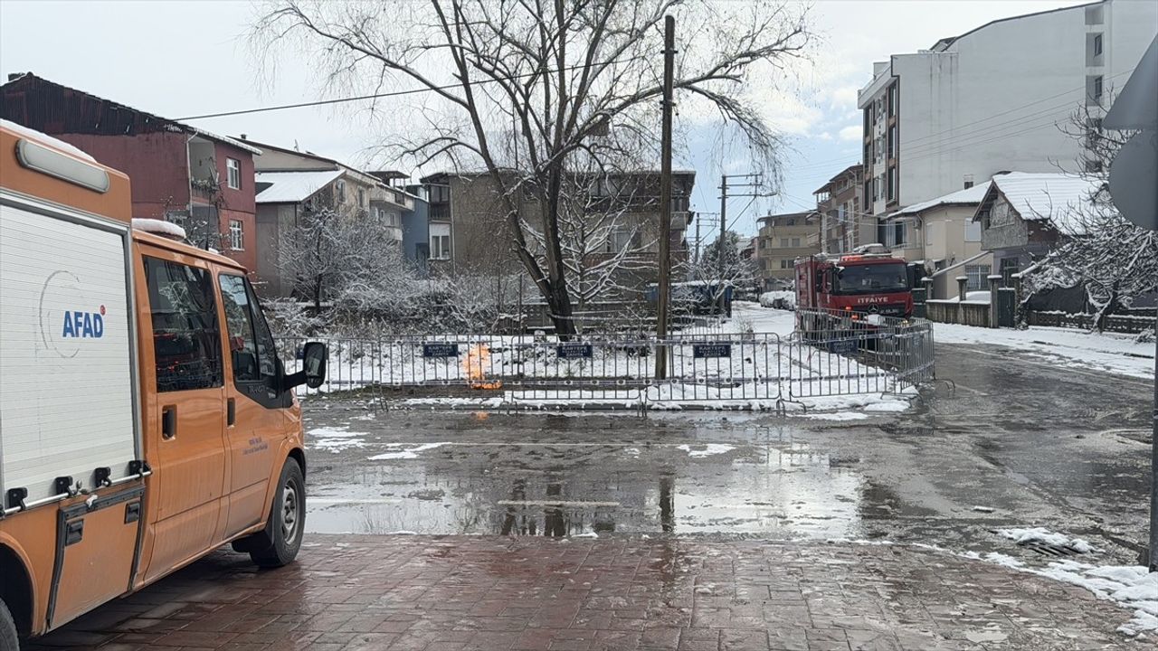 Kocaeli Valisi İlhami Aktaş, Kartepe'deki Metan Gazı Yangınında İncelemede Bulundu