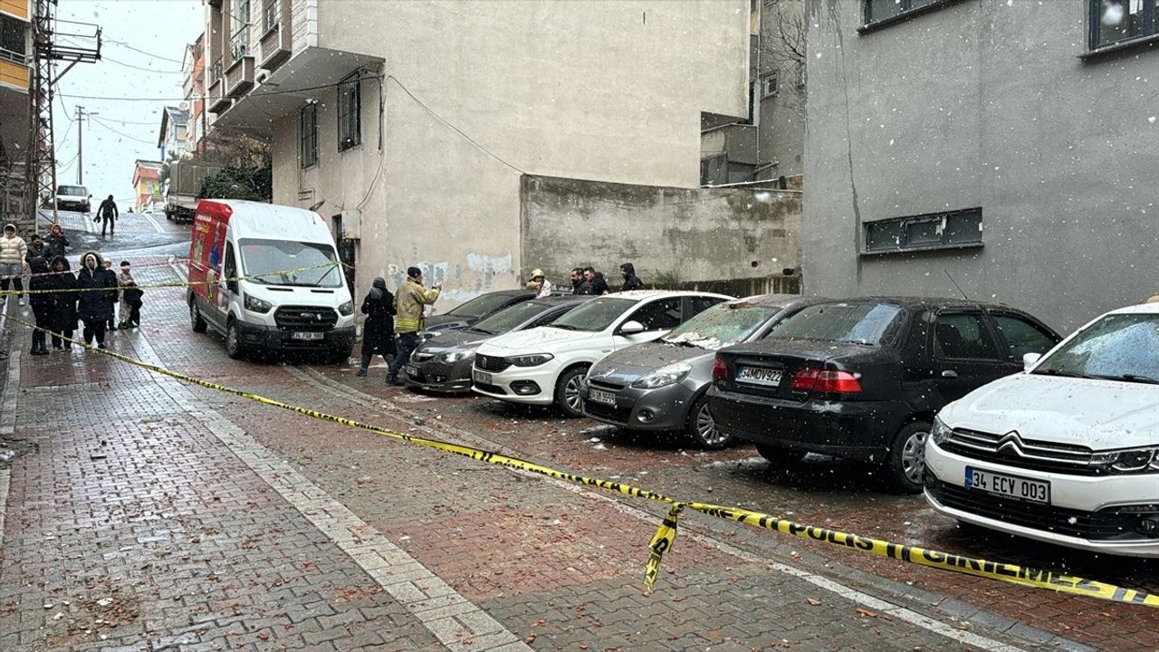 Küçükçekmece'de Yıldırım Düşmesi: 1 Yaralı ve Hasar Gören Araçlar