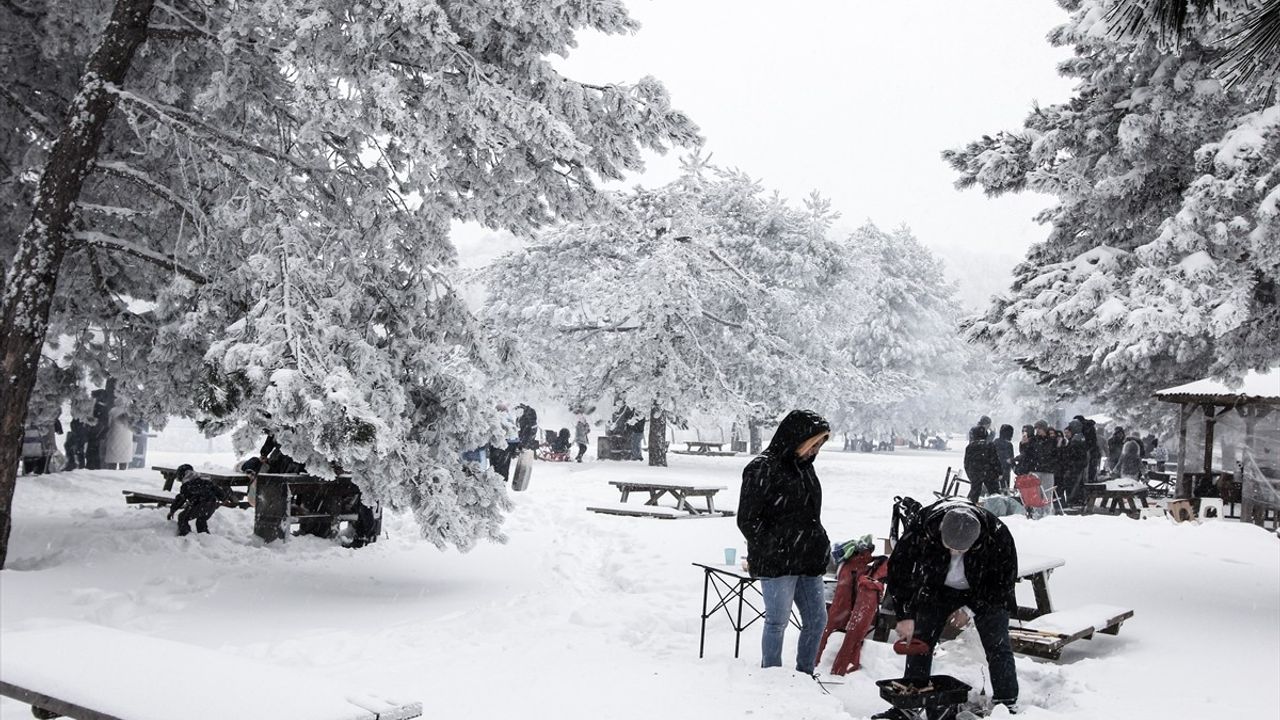 Kütahya'nın Topuk Yaylası Tabiat Parkı Beyaz Örtüyle Kaplandı