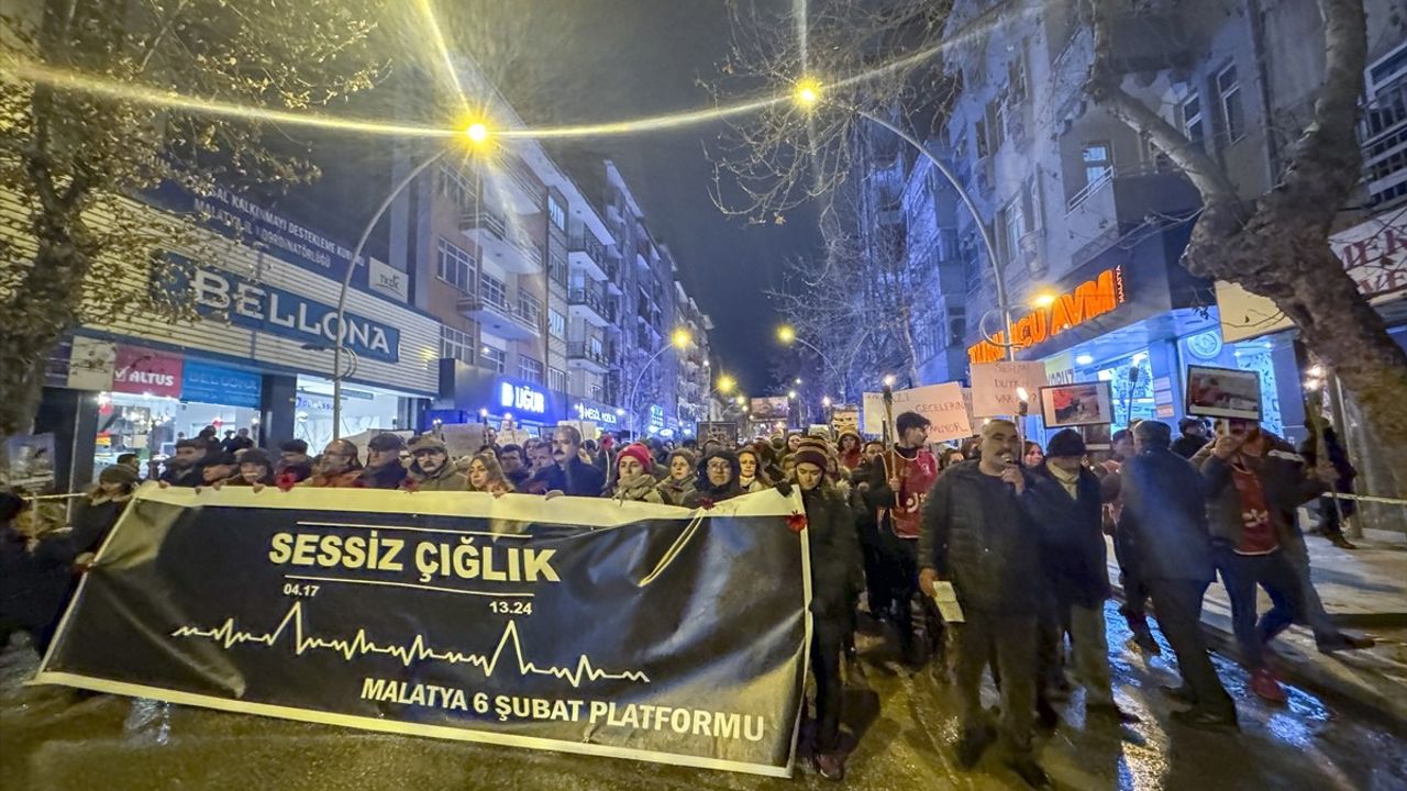 Malatya'da Depremzedeler İçin Anma Yürüyüşü