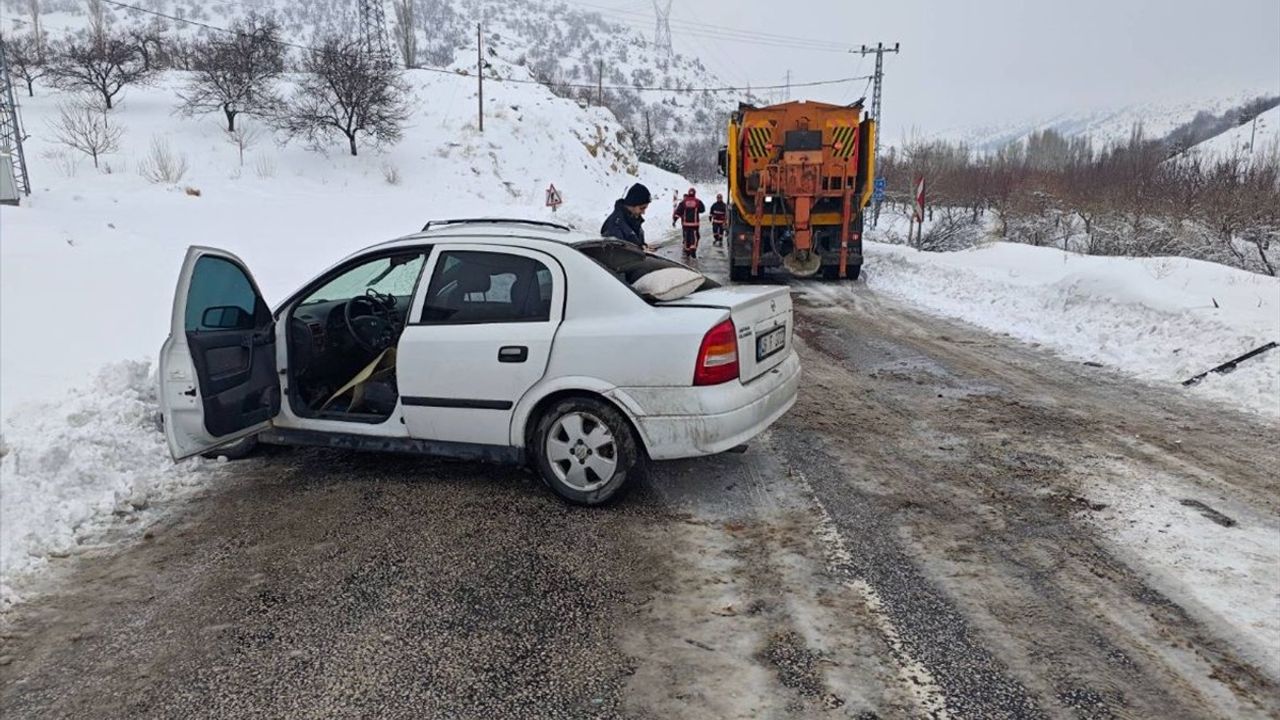 Malatya'da Kar Araçlarına Çarpma Kazası: Bir Yolcu Hayatını Kaybetti