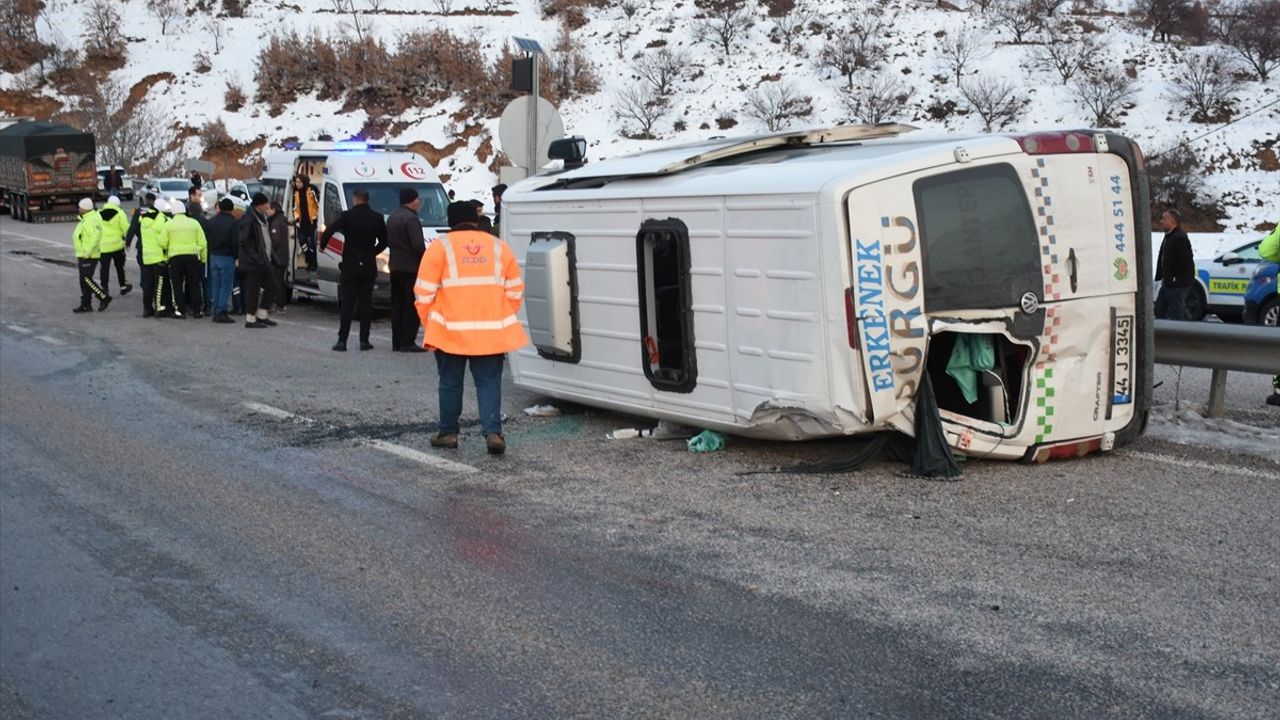 Malatya'da Minibüs Devrildi, 8 Yaralı