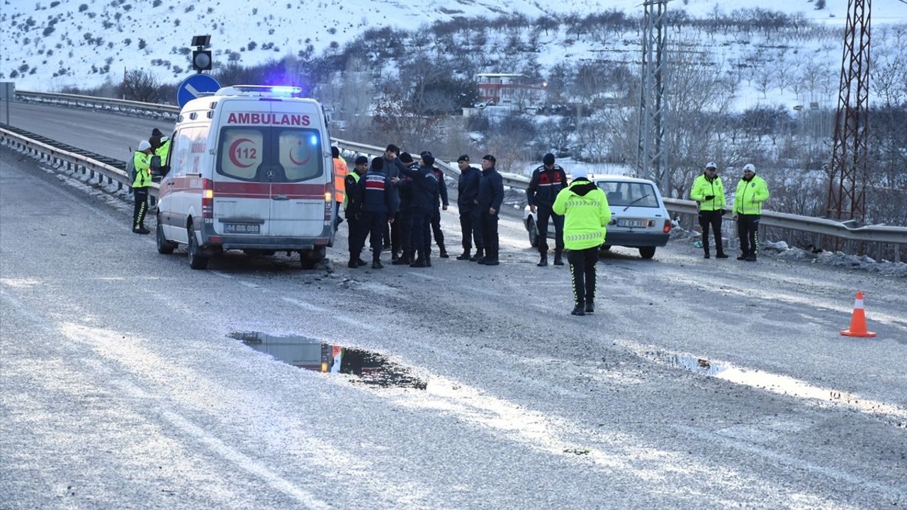 Malatya'da Yolcu Minibüsü Devrildi: 10 Yaralı