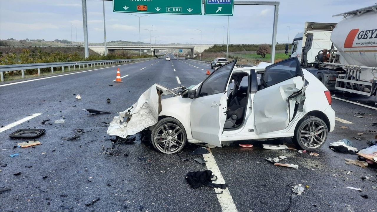 Manisa'da Otomobilin Tankere Çarpması Sonucu İki Kişi Hayatını Kaybetti