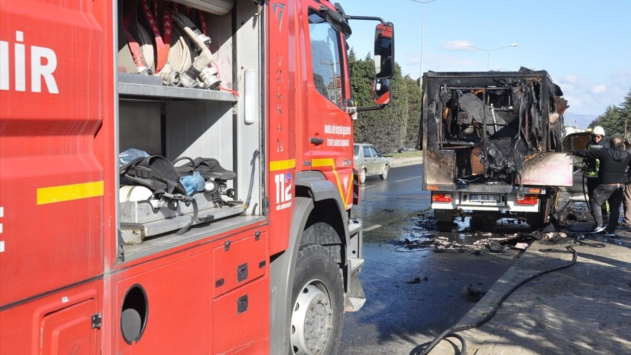 Manisa'da Seyir Halindeyken Alev Alan Kamyonet