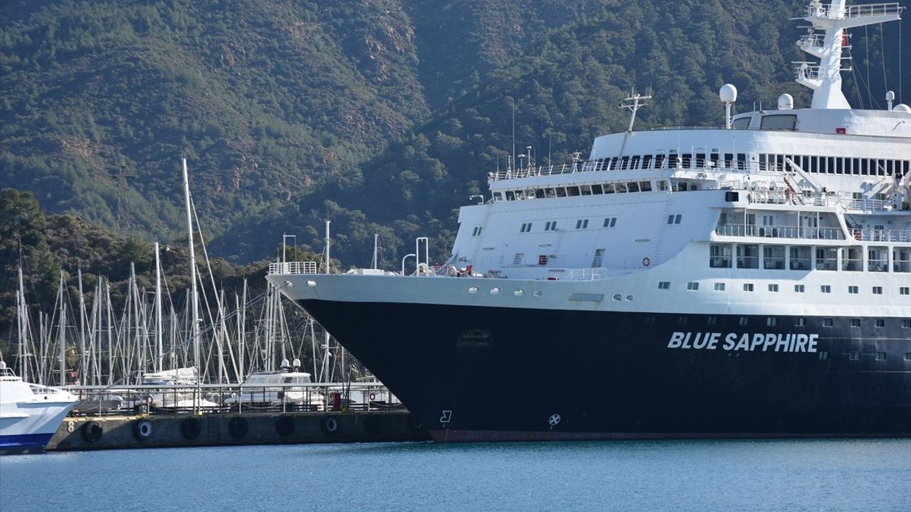 Marmaris'e Gelen 'Blue Sapphire' Yolcu Gemisi