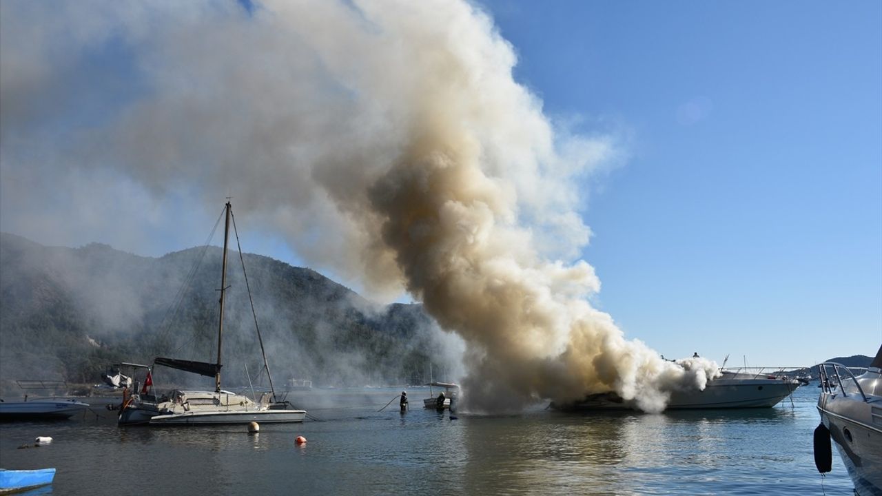 Marmaris'te Motoryat Yangınına Müdahale