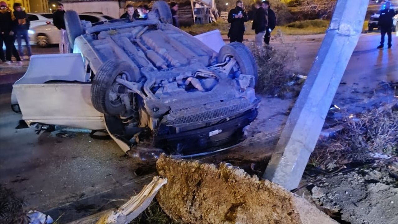 Mersin Tarsus'ta Aydınlatma Direğine Çarpan Araçta Yaralı