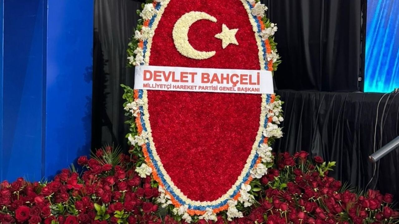 MHP Lideri Bahçeli'den AK Parti Kongresi'ne Anlam Dolu Çiçek Aranjmanı