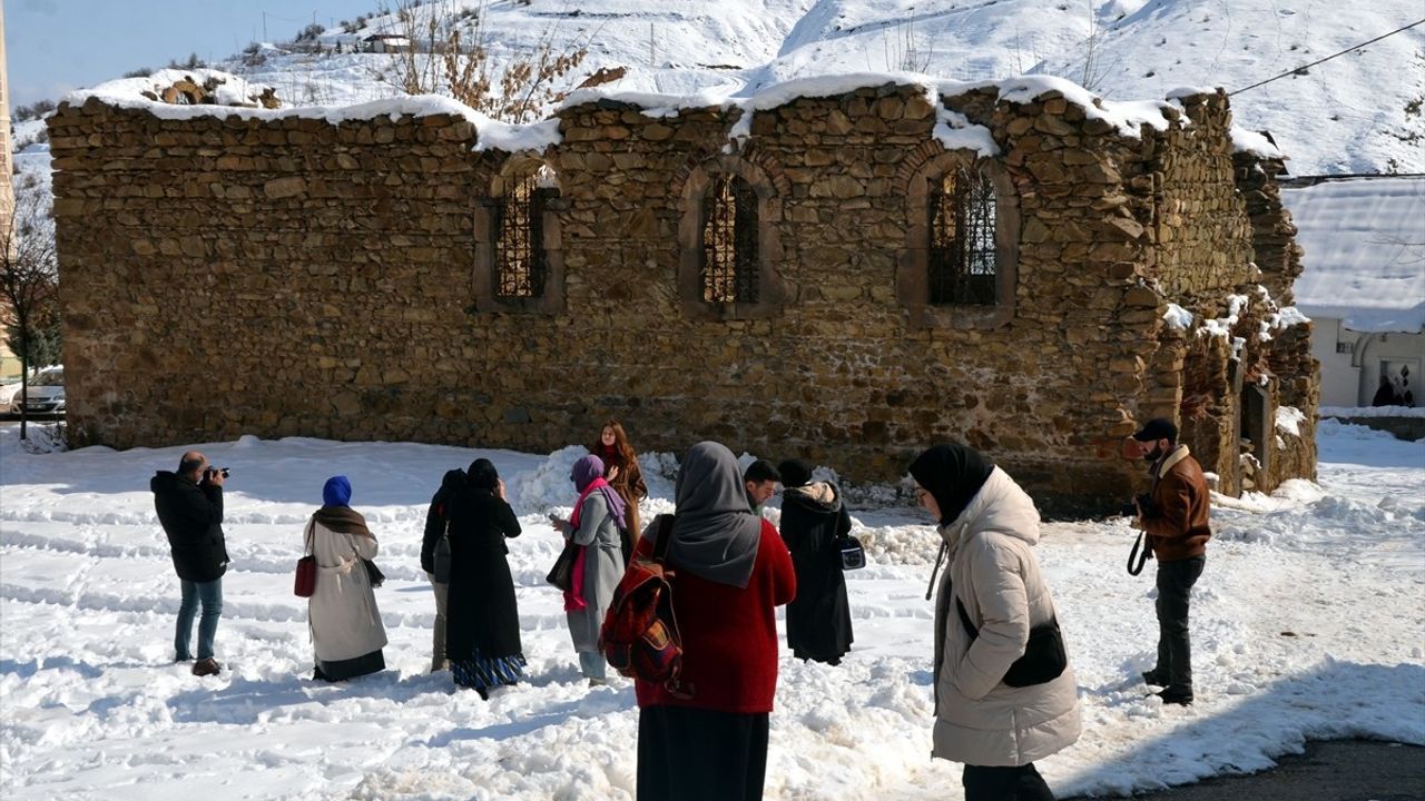 Muş'ta Genç Fotoğrafçılar Tarihi Mekanları ve Şelaleleri Keşfetti