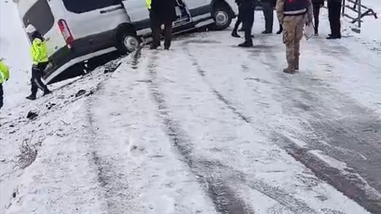 Muş'ta Servis Kazasında 8 Öğretmen Yaralandı