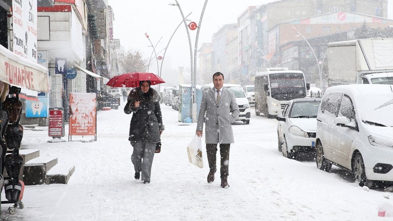 Muş'ta Yoğun Kar Yağışı Etkili Oluyor