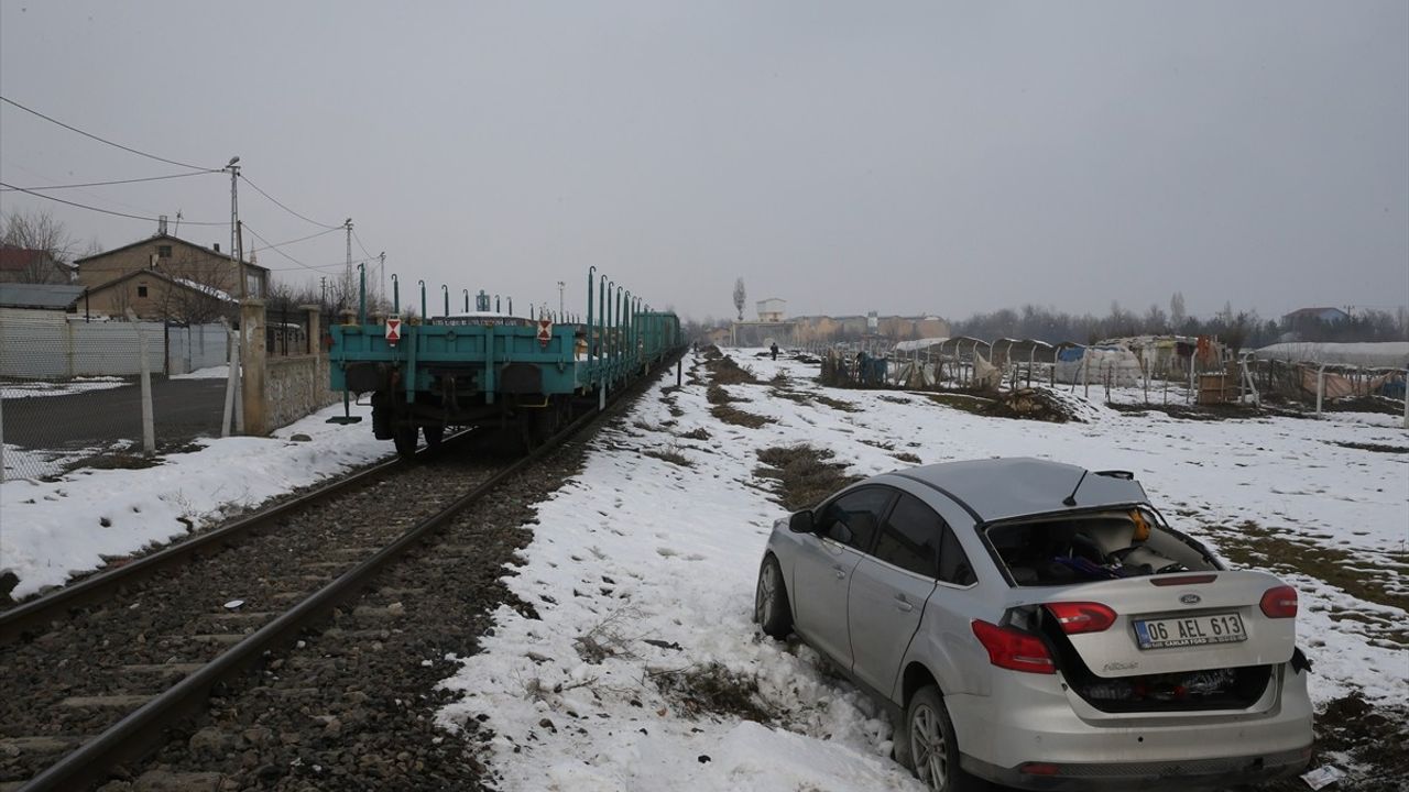 Muş'ta Yük Treni Otomobile Çarptı: Sürücü Yaralandı