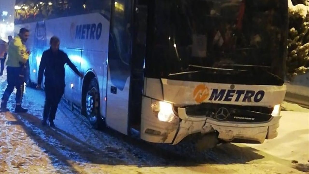 Nevşehir'de Otobüs ve Otomobil Kazası Güvenlik Kamerasında Kaydedildi