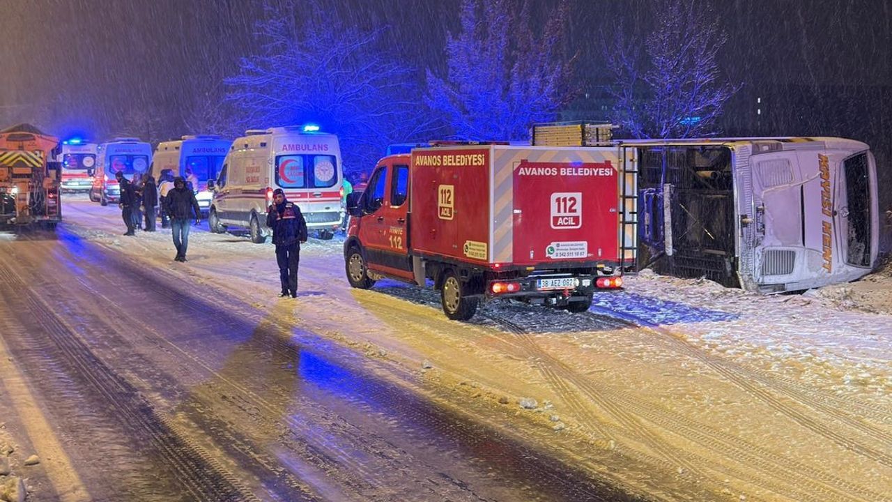 Nevşehir'de Yolcu Otobüsü Devrildi: 5 Yaralı