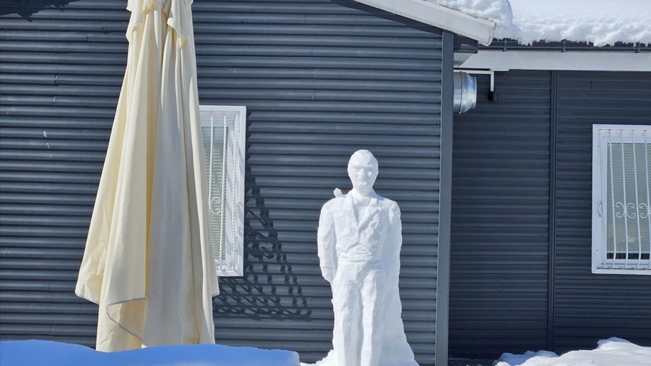 Ordu'da Emekli Öğretmenden Kardan Atatürk Heykeli