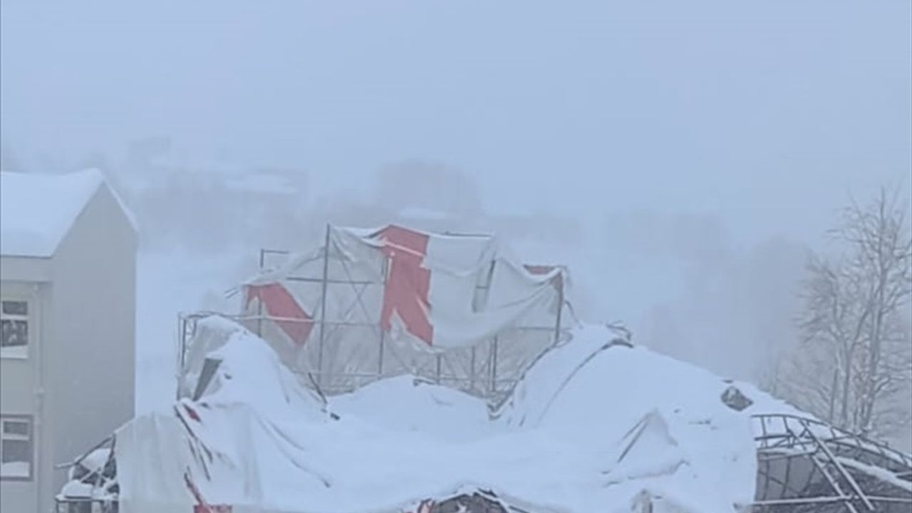 Ordu'da Kar Yağışı Sonrası Halı Sahanın Çatısı Çöktü