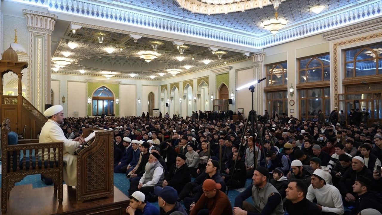 Özbekistan'da Ramazan Başladı: İlk Teravih Namazı Kılındı