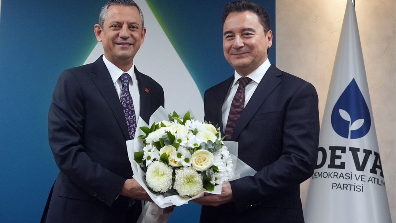 Özgür Özel, DEVA Partisi Genel Başkanı Ali Babacan'ı Ziyaret Etti