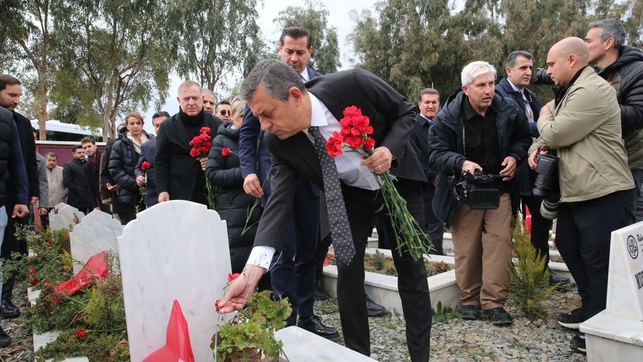 Özgür Özel'in Hatay Ziyareti: Deprem Yardımları ve Kayıp Cenazeler