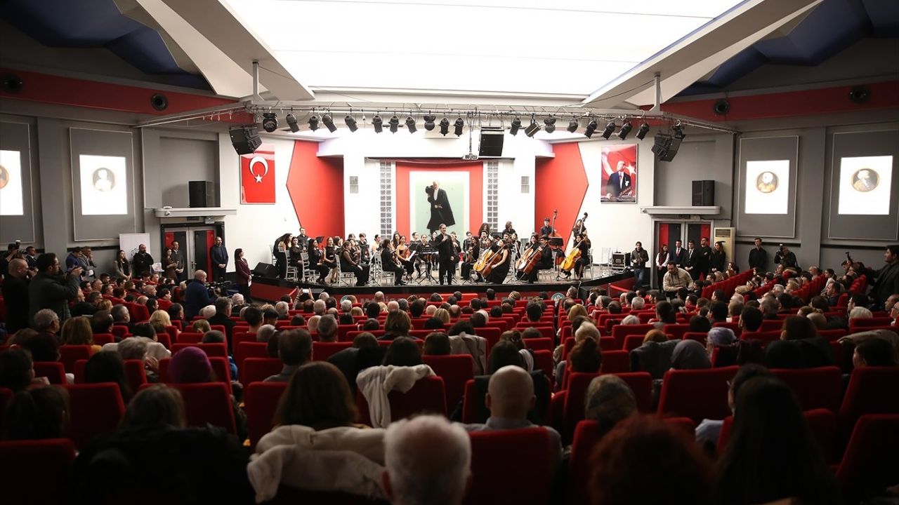 Özgür Özel Manisa'da Gençlik Senfoni Orkestrası Konserine Katıldı