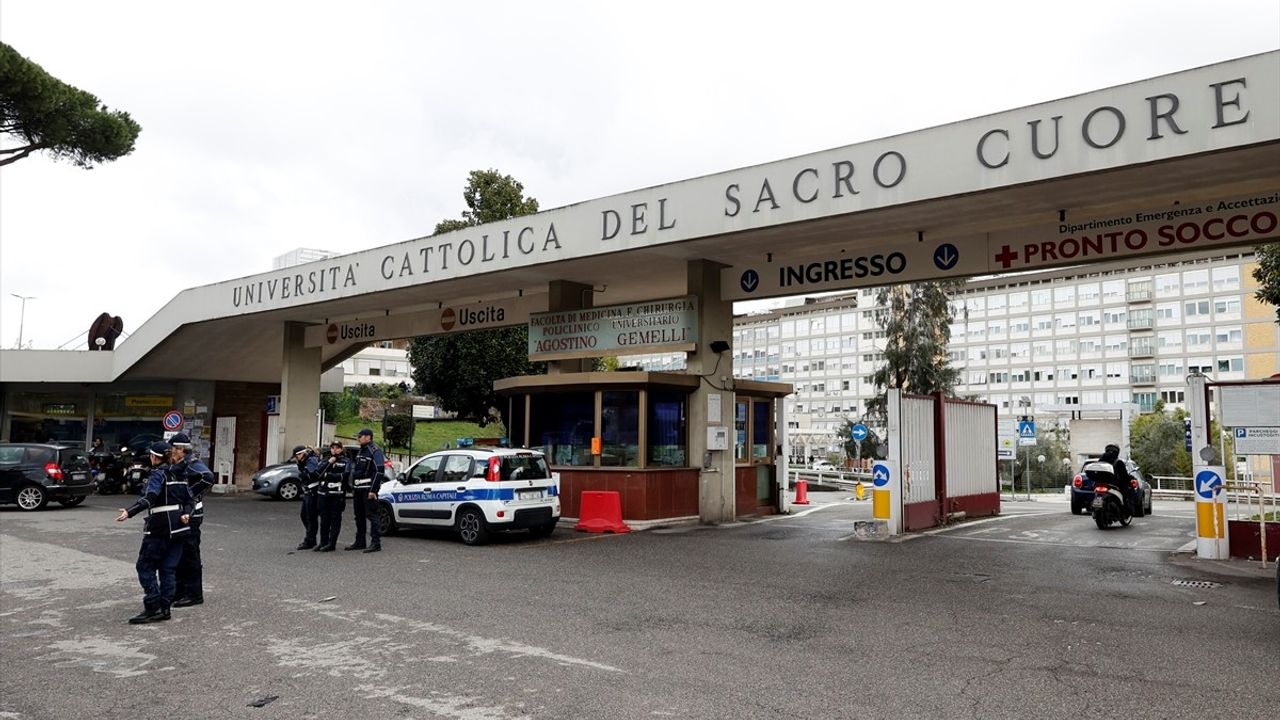 Papa Franciscus Hastaneye Kaldırıldı