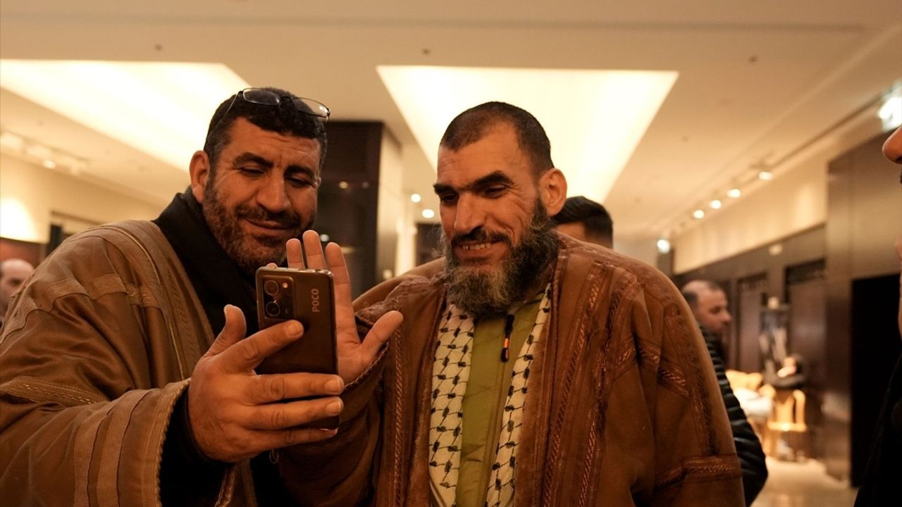 Ramallah'ta Filistinli Esirlerin Coşkulu Karşılaması